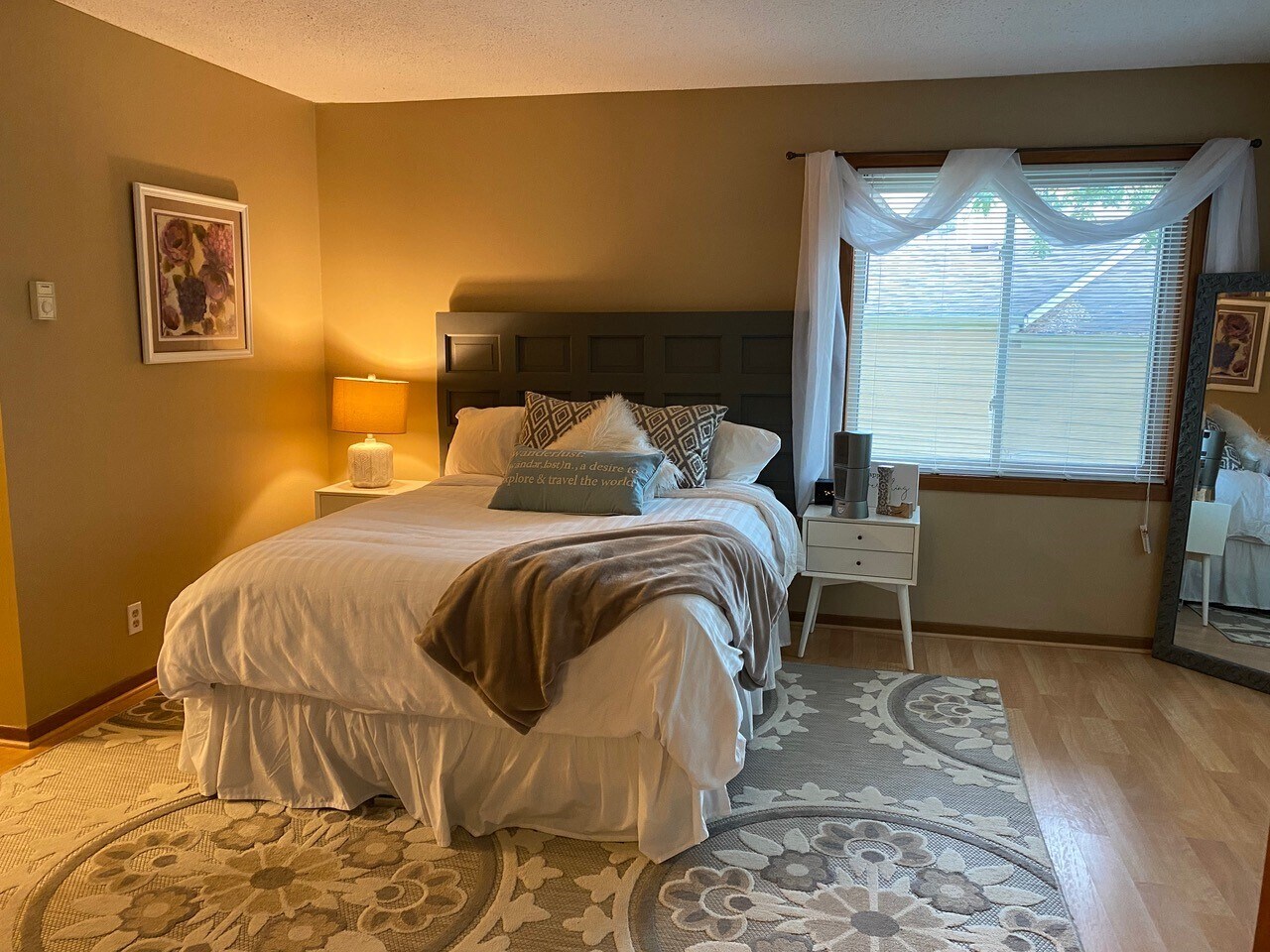 Quiet corner bedroom - 2160 Ridge Dr