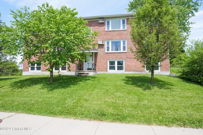 Building Photo - 35 McAlpin St