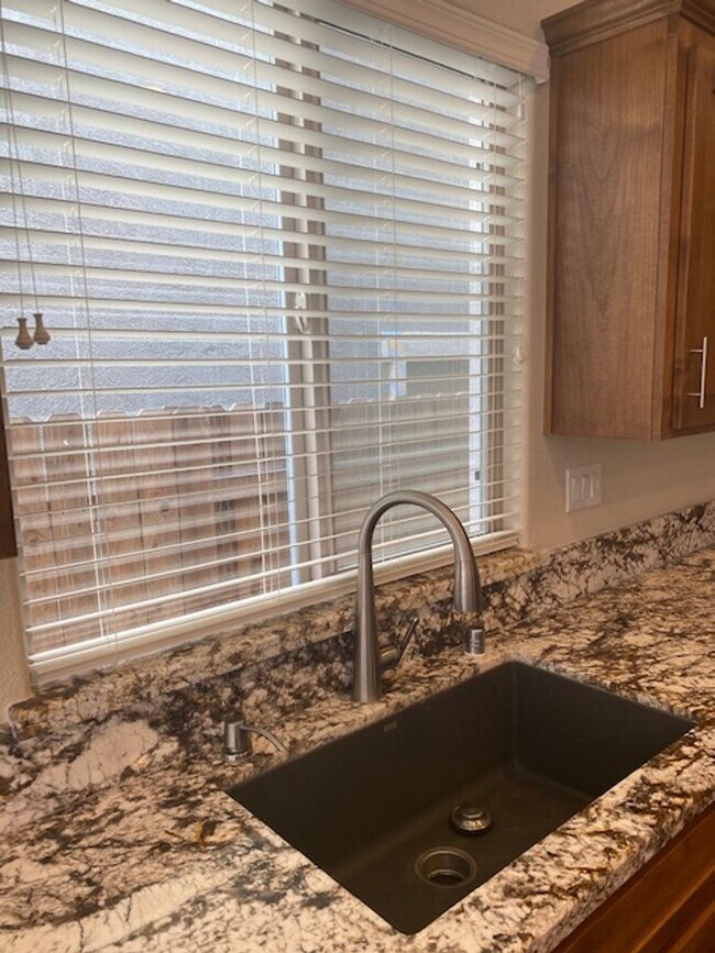 Building Photo - 2256 Ranch View Dr