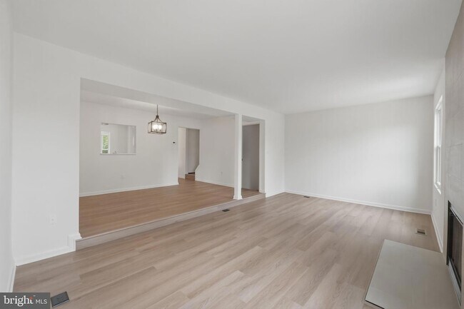 Building Photo - 2846 Schoolhouse Cir