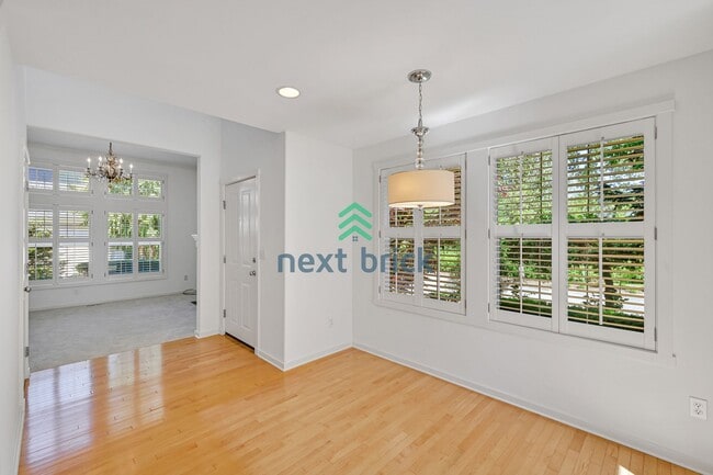 Building Photo - 3 BED & 2.5 BATH Town house FOR RENT