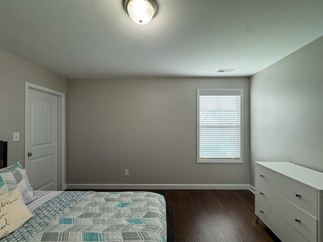 Building Photo - Gorgeous 4 Bed 2.5 Bath Home with Fenced Backyard