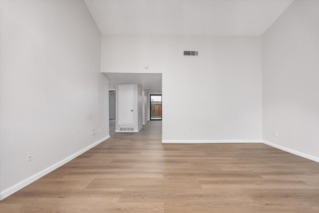 Building Photo - Beautiful 2-Bedroom Condo in Bakersfield, CA