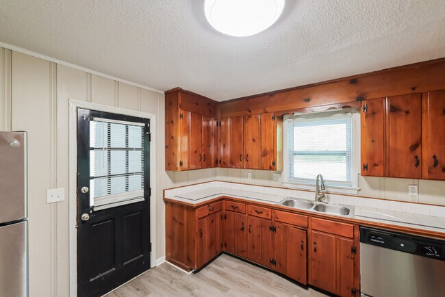 Building Photo - Spacious 3-Bedroom Tuscaloosa Home with Garage