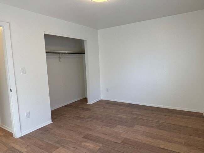 Building Photo - Ground Level - 2 Bed, 1 Bath Townhouse!!!