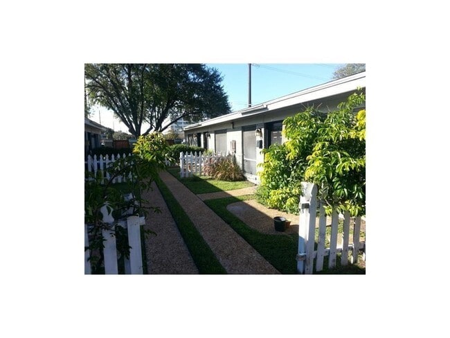 Building Photo - 602 W 51st St