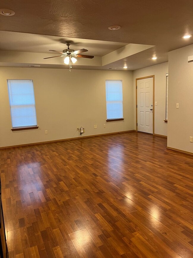 Building Photo - 3 bedroom, 2 bathroom, 2 car garage duplex in Republic