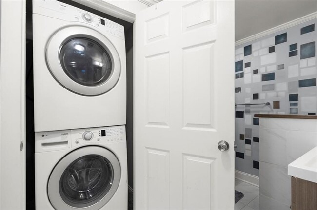 Building Photo - 153 Randolph St NE