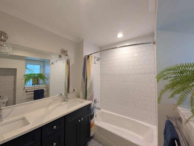 Building Photo - 2741 Lincolnwood Dr