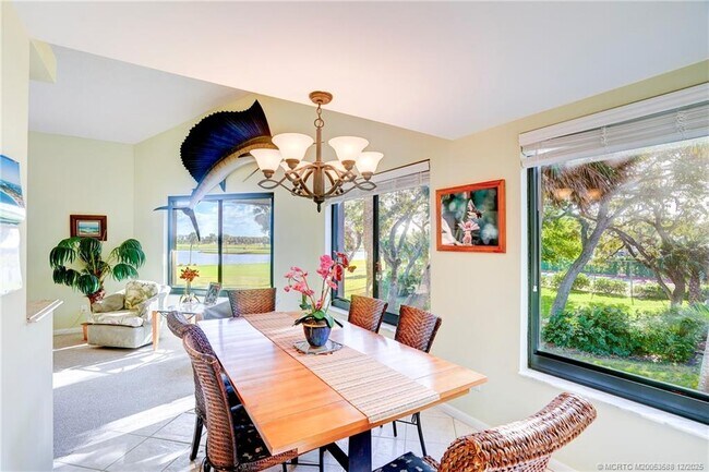 Building Photo - 233 NE Edgewater Dr