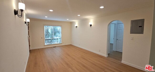 Building Photo - 451 S Doheny Dr