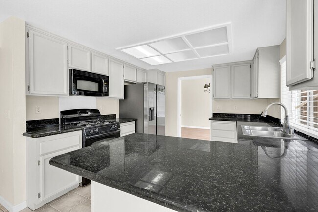 Building Photo - 880 Woodsong Ln