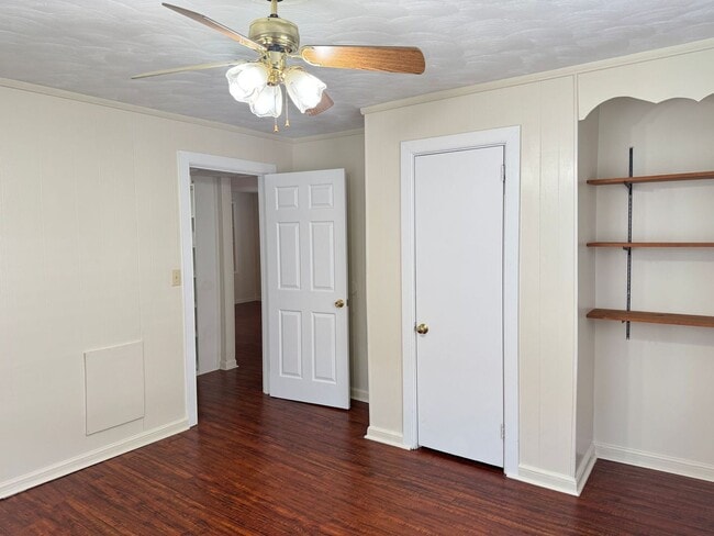 Building Photo - Lovely 3 Bdr/1 Ba Home, tucked away yet ST...