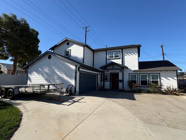 Building Photo - Remodeled Craftsman style 3 bedroom (with 4th office/bedroom), 3 bathroom home - this is NOT your...