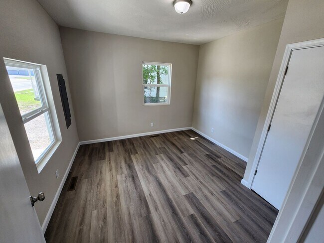 Building Photo - Spacious 3-Bedroom, 1-Bathroom Home AVAILABLE NOW!!