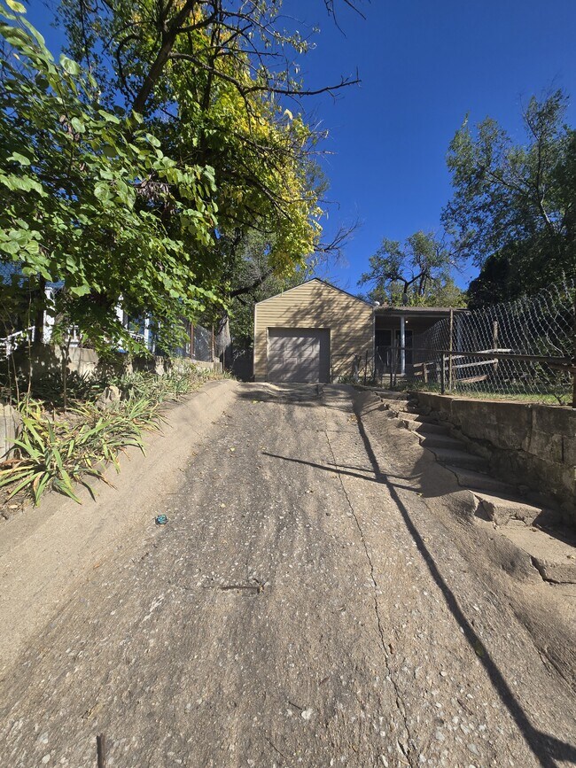 Building Photo - 1334 N Estelle St