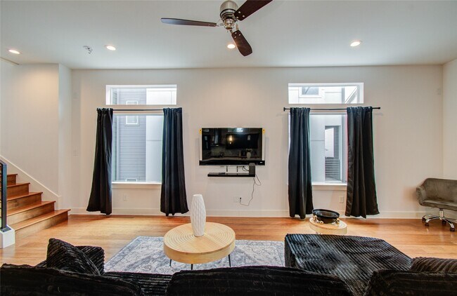 Building Photo - 4311 Marina St