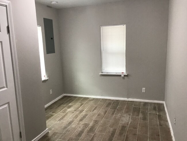 Building Photo - Cozy 2-Bedroom House **$300 Off Move In Sp...