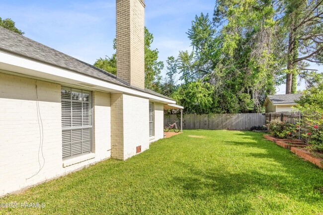 Building Photo - 305 Orgeron Dr