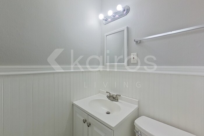 Building Photo - 425 St Edward Ln