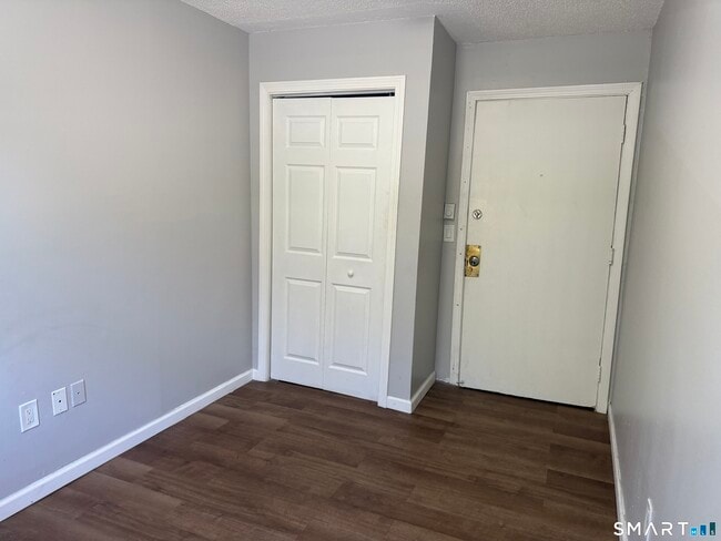 Building Photo - 682 Old Colony Rd