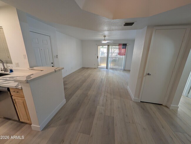 Building Photo - 1880 E Morten Ave