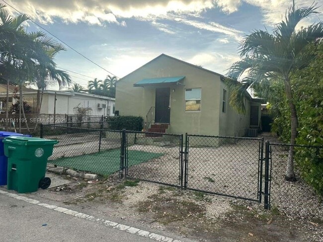 Building Photo - 920 NW 22nd Ct