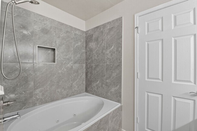 Building Photo - Stunning Corner Unit Townhome - Move-in special: Receive $100 off both your first and second mont...