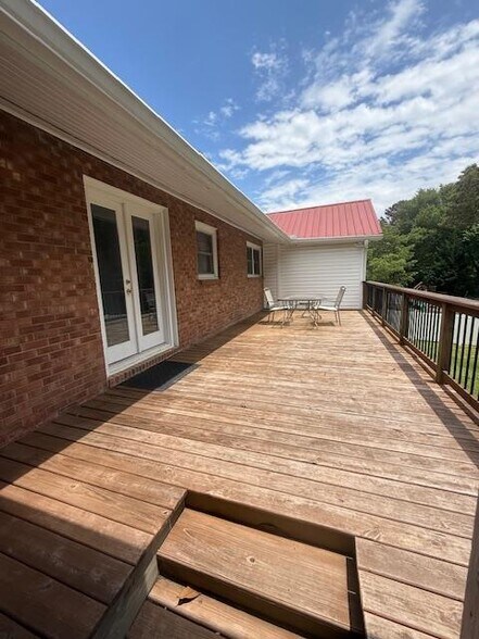 Building Photo - 205 Westridge Dr