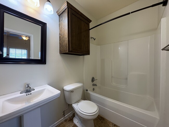 Building Photo - 1601 Lenert Cir
