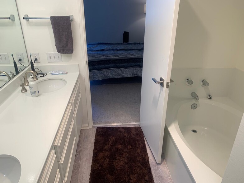 ensuite - 310 Tahiti Way