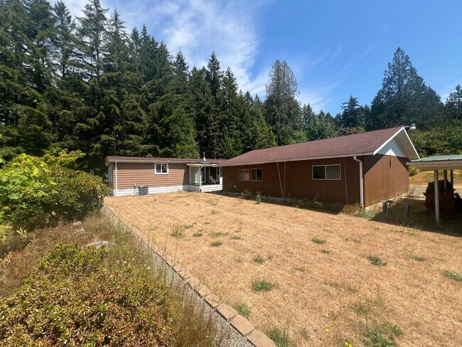 Building Photo - Three Bedroom Rental Home on Acreage! Pets Okay! Available Now!
