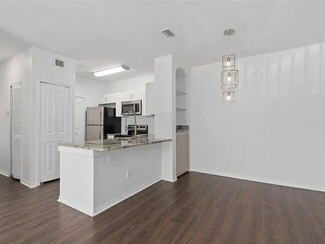 Primary Photo - Stylish 2 Bed, 1 Bath Condo in Bella Terra...