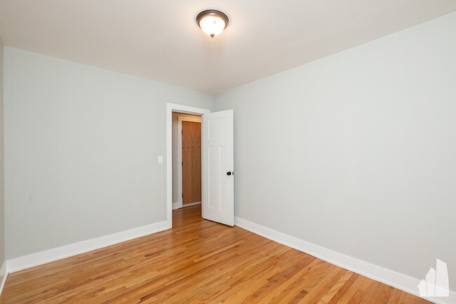 Building Photo - 2 bedroom apartment features hardwood floo...