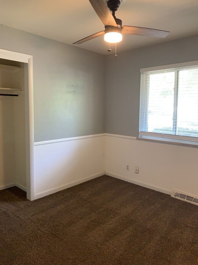 Building Photo - STUDENTS WELCOME! 4 Bedroom / 2 Bath Home Near CSU