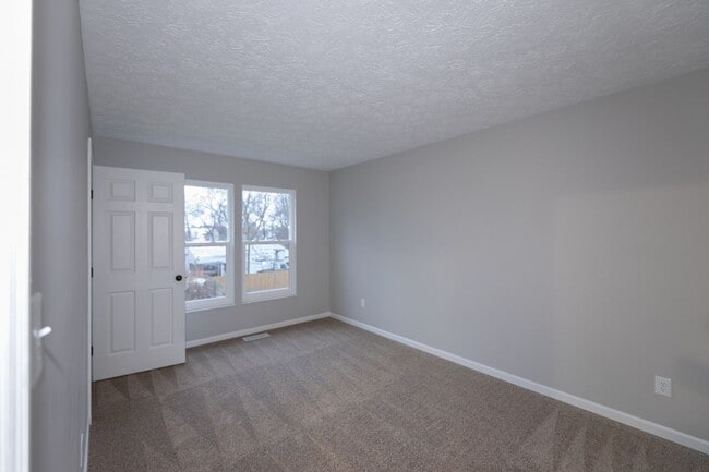 Building Photo - 3 bed 2.5 bath 2 story 2 car attached gara...