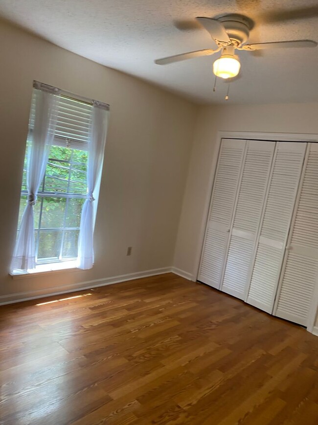 Building Photo - Gated 1 Bedroom 1 Bath Upstairs Condo   Ne...