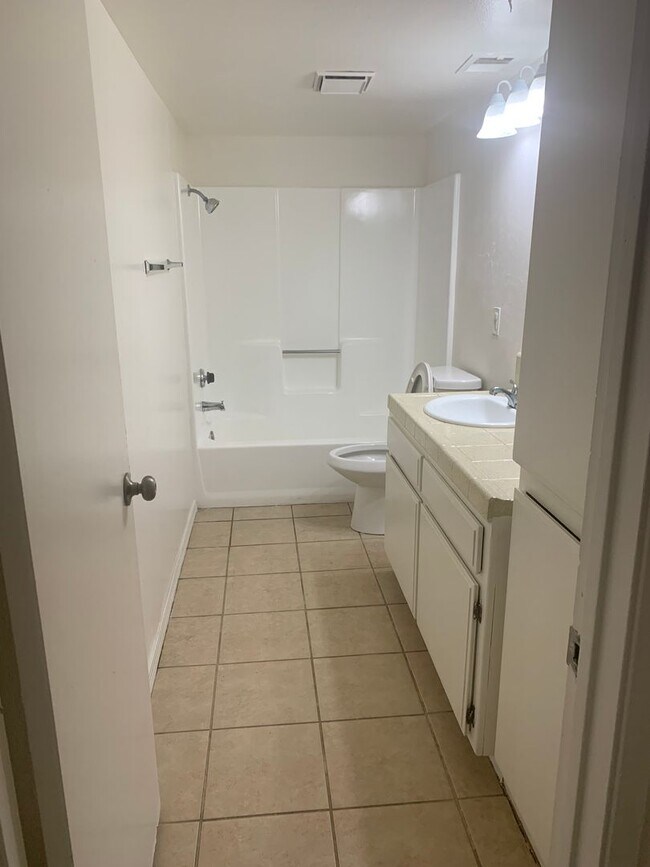 Building Photo - 6008 Hill Dale Ct