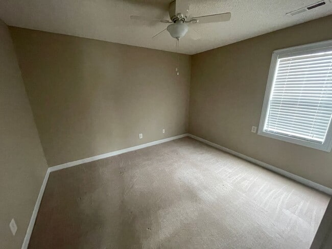Building Photo - 3 Bedroom 2 Bath Single Family House - Fen...
