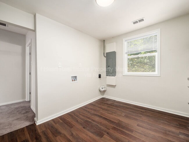 Building Photo - 878 1/2 Sullivant Avenue
