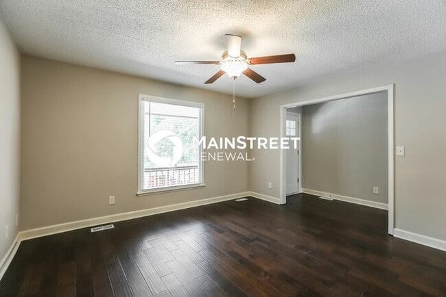 Building Photo - 4 Bedroom Pet-Friendly Home in LIBERTY, MO with Main Street Renewal