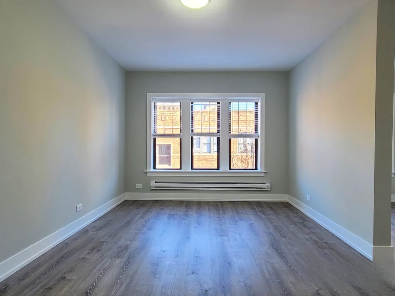 Building Photo - 628 W Cornelia Ave