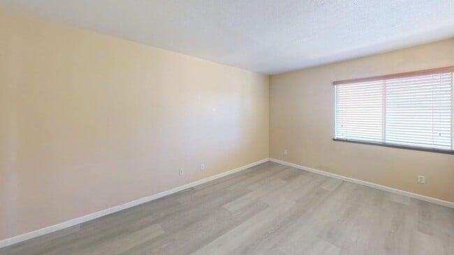 Building Photo - 37978 Spur Dr