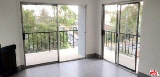 Building Photo - 3949 Los Feliz Blvd