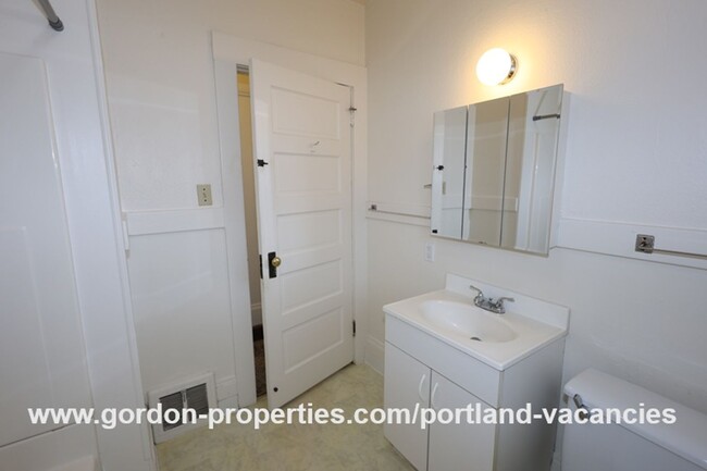 Building Photo - NE Holland St - vintage Woodlawn 2 bedroom...