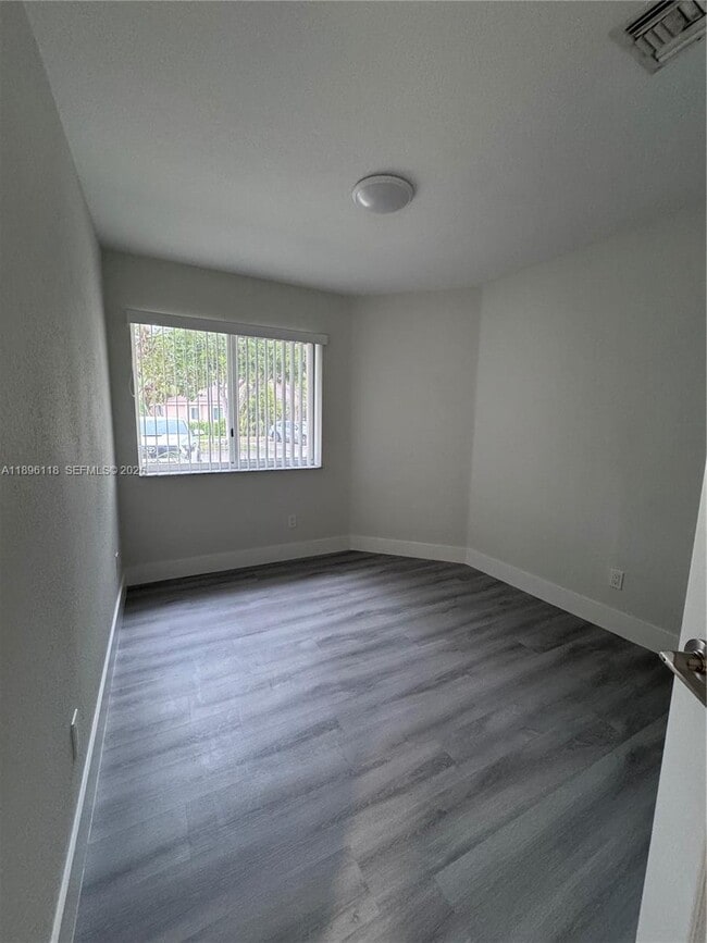 Building Photo - 553 NW 208th Terrace