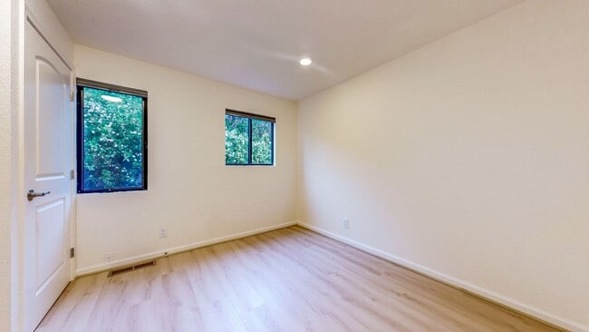 Building Photo - Bright and Beautiful 4 bedroom 2.5 Bath with large enclosed back yard and close proximity to Mari...