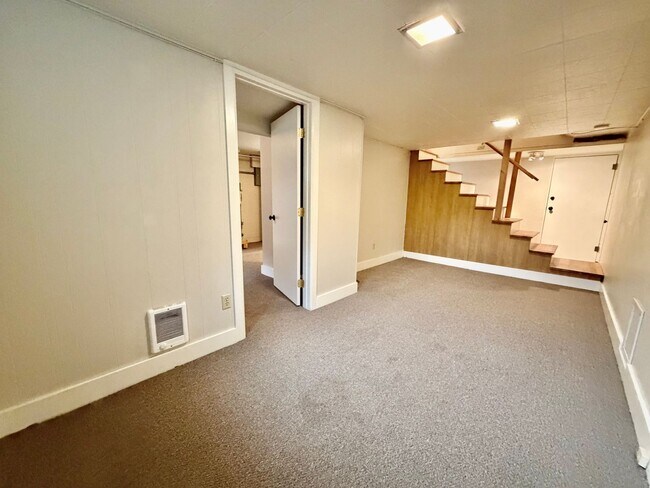Building Photo - 2115 33rd Ave W