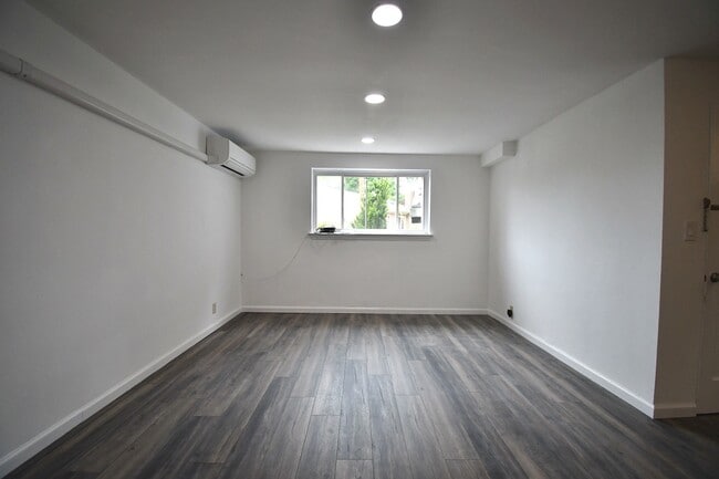 Building Photo - 9 Old Jerome Ave