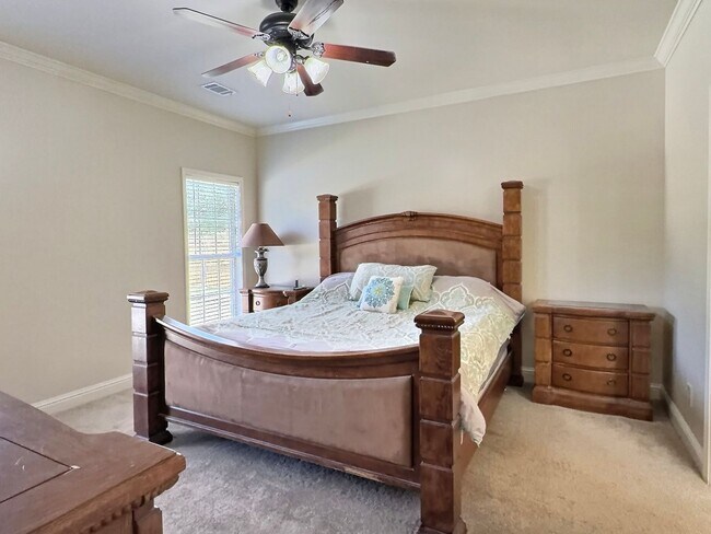 Building Photo - 4 Bed, 2 Full Bath Home w/ In-Ground Pool in Desirable Lake Forest!